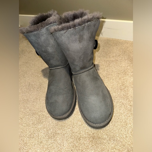 GREY UGGS SIZE 8 - Picture 1 of 4